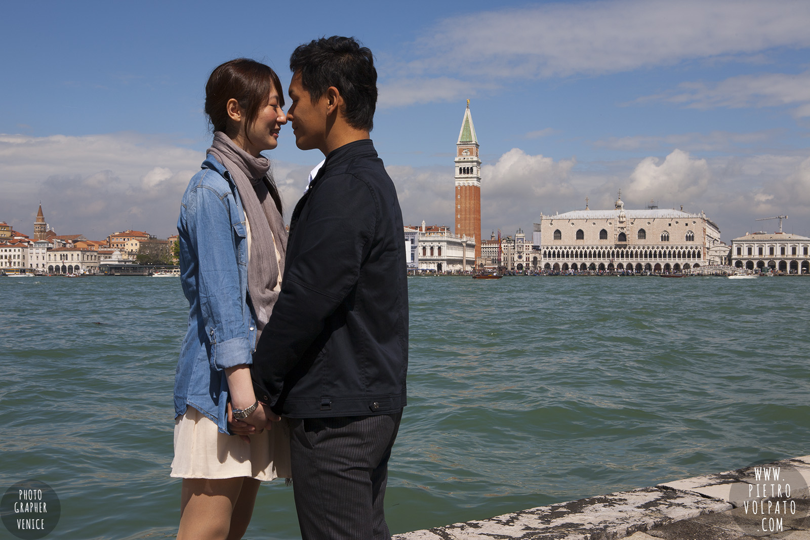 fotografo a venezia per servizio fotografico durante una passeggiata romantica e divertente per una coppia in vacanza a venezia