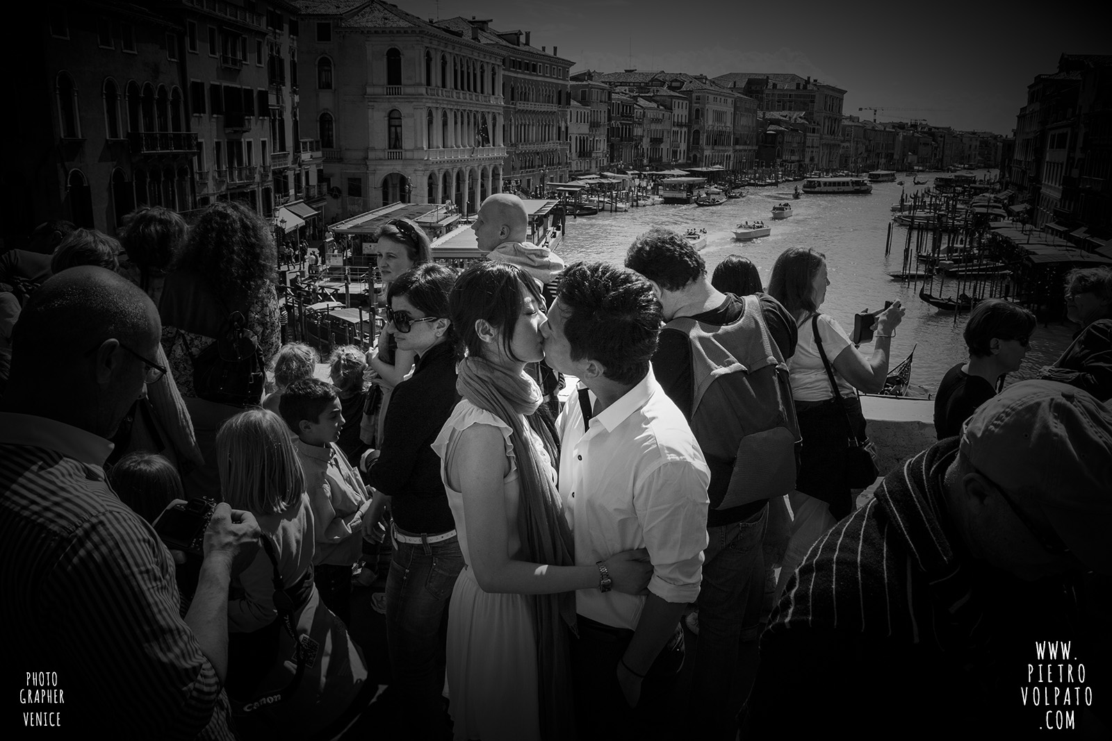 fotografo a venezia per servizio fotografico durante una passeggiata romantica e divertente per una coppia in vacanza a venezia