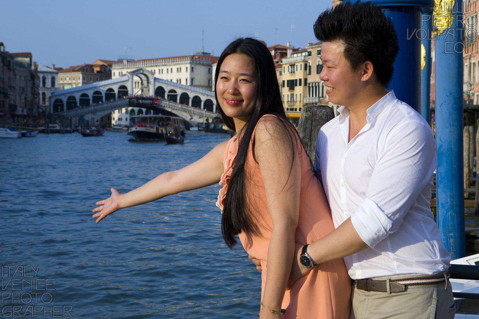 Venezia fotografo per servizio fotografico durante passeggiata romantica per coppia in luna di miele (viaggio di nozze)