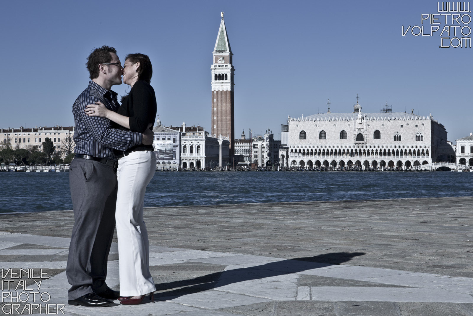 Fotografo a Venezia per servizio fotografico fidanzamento coppia innamorati ~ Foto romantiche e divertenti passeggiata e giro in gondola