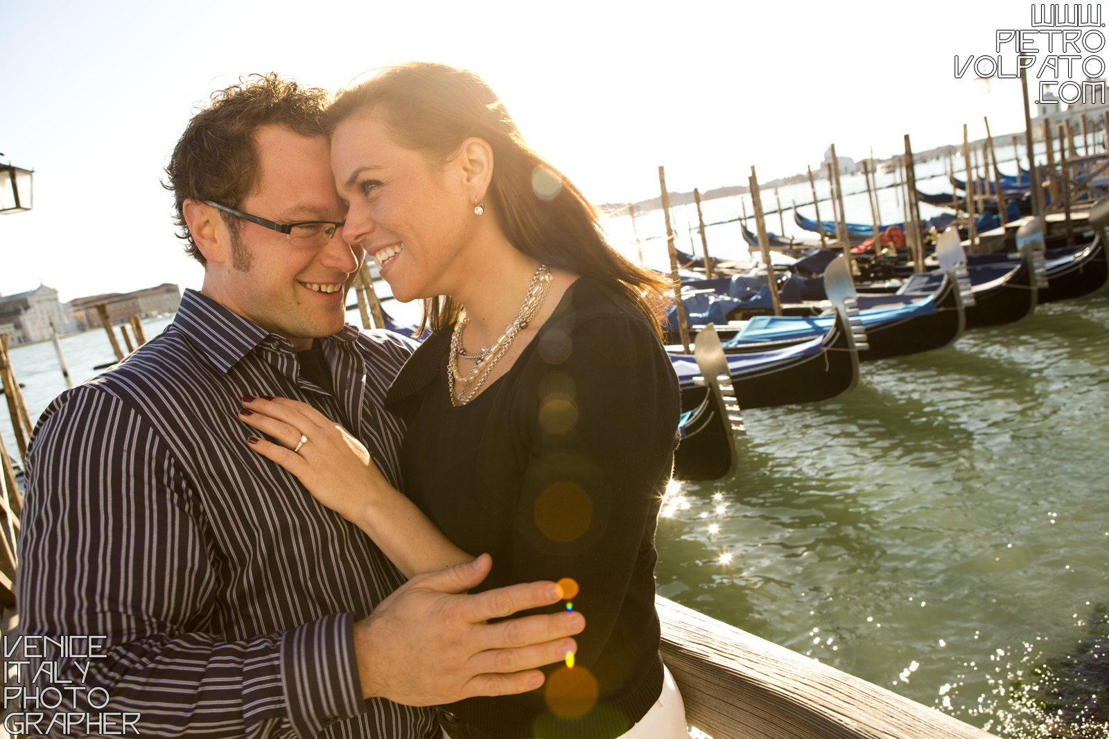 Fotografo a Venezia per servizio fotografico fidanzamento coppia innamorati ~ Foto romantiche e divertenti passeggiata e giro in gondola