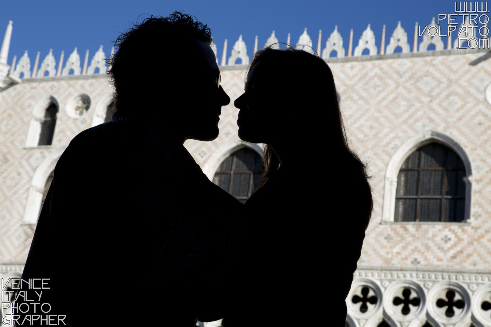 Fotografo a Venezia per servizio fotografico fidanzamento coppia innamorati ~ Foto romantiche e divertenti passeggiata e giro in gondola