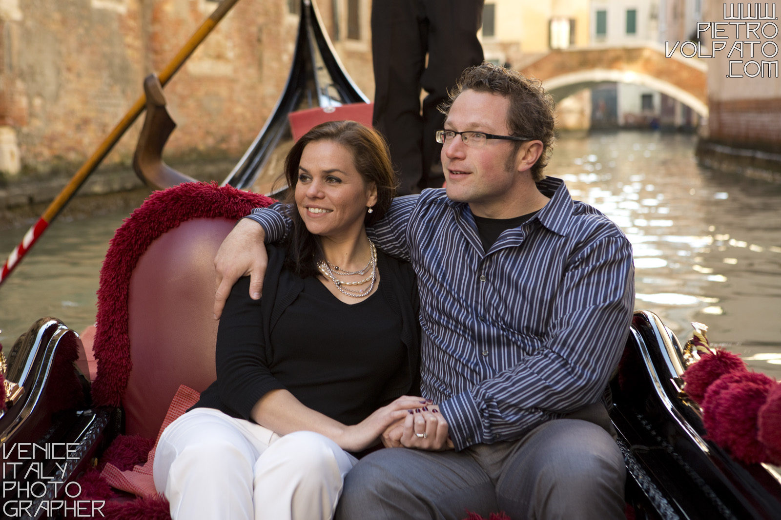 Fotografo a Venezia per servizio fotografico fidanzamento coppia innamorati ~ Foto romantiche e divertenti passeggiata e giro in gondola