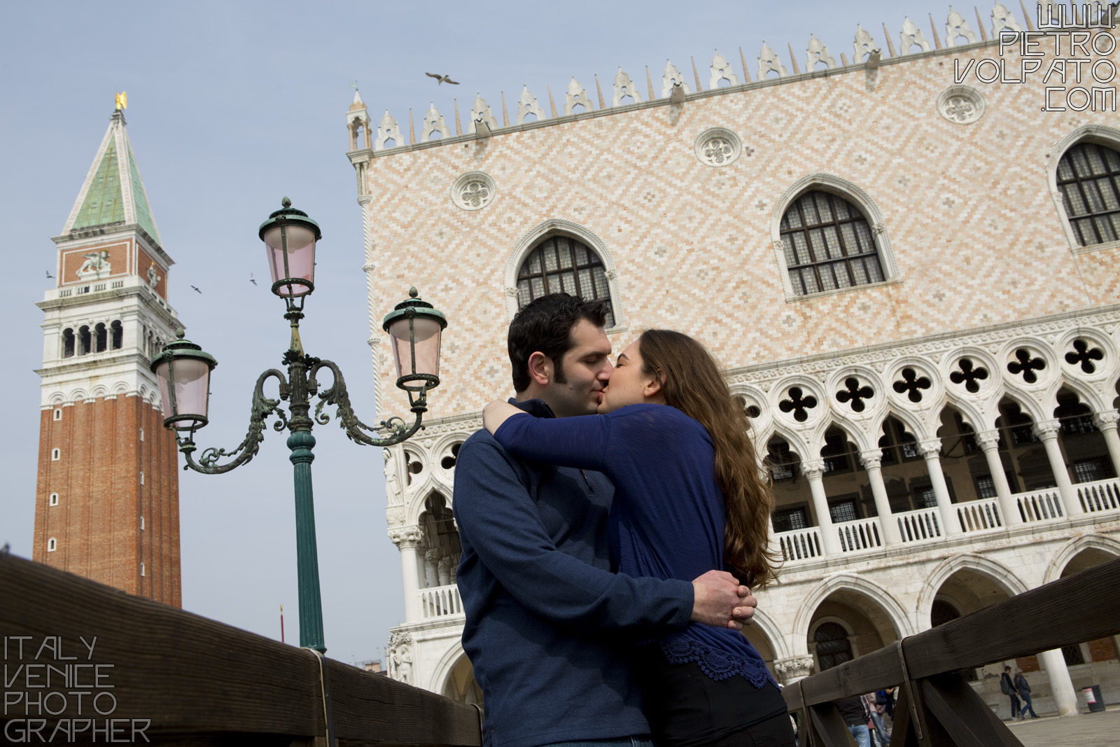 Fotografo professionista a Venezia per servizio fotografico coppia innamorati durante una passeggiata romantica e divertente