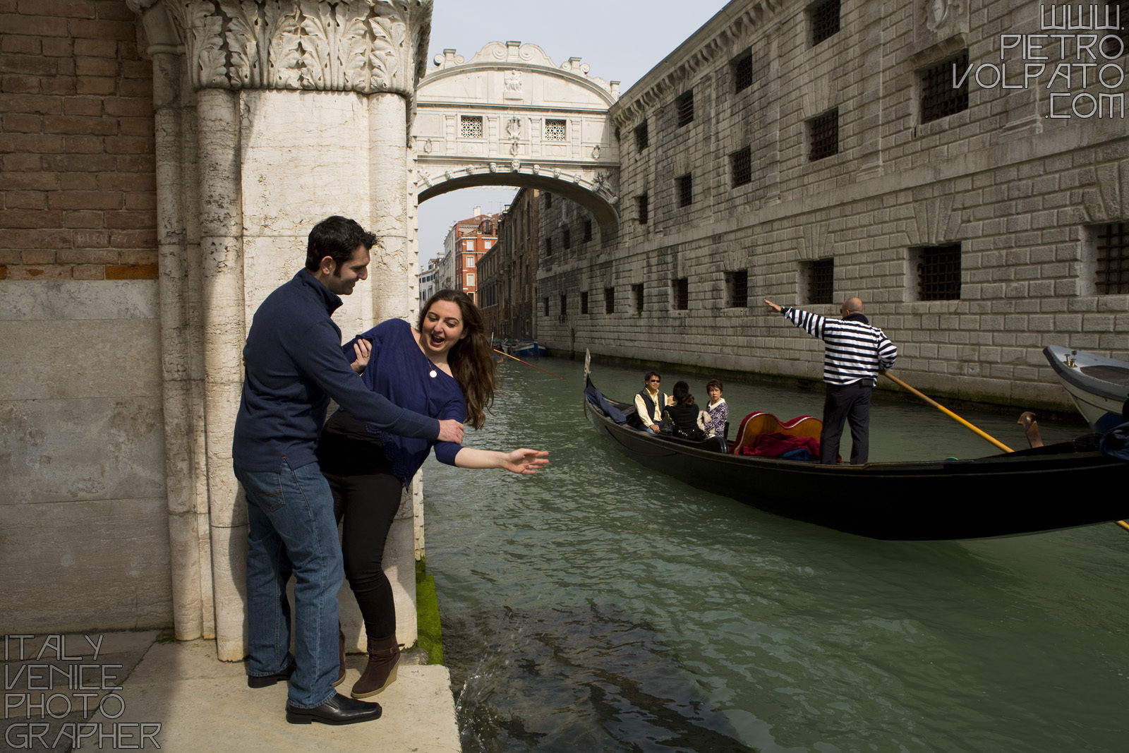 Fotografo professionista a Venezia per servizio fotografico coppia innamorati durante una passeggiata romantica e divertente