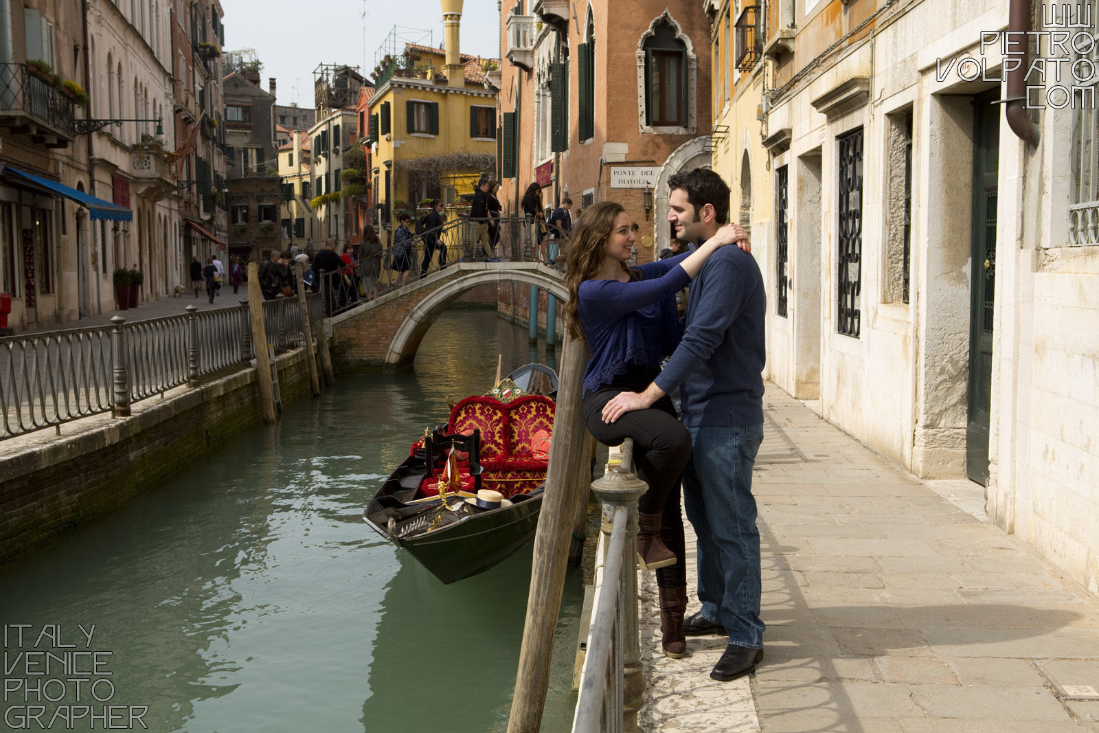 Fotografo professionista a Venezia per servizio fotografico coppia innamorati durante una passeggiata romantica e divertente