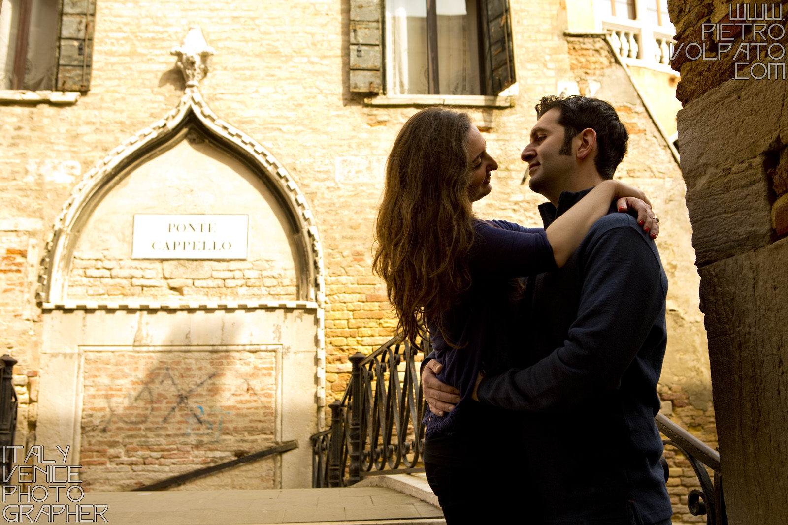 Fotografo professionista a Venezia per servizio fotografico coppia innamorati durante una passeggiata romantica e divertente