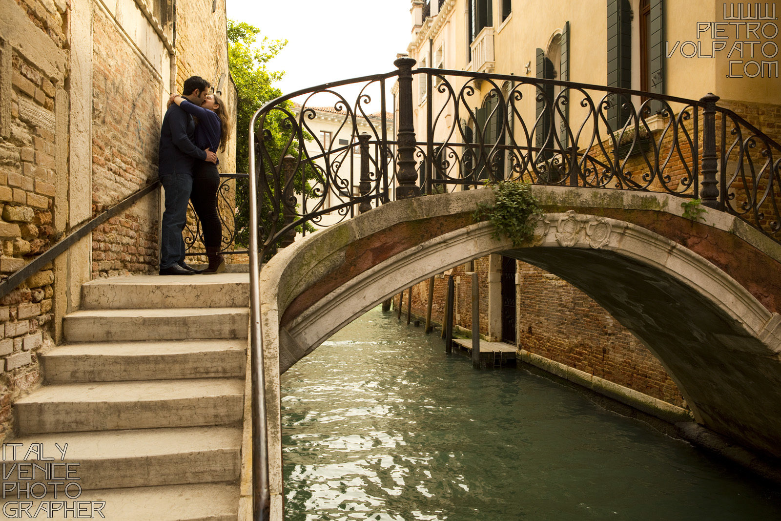 Fotografo professionista a Venezia per servizio fotografico coppia innamorati durante una passeggiata romantica e divertente