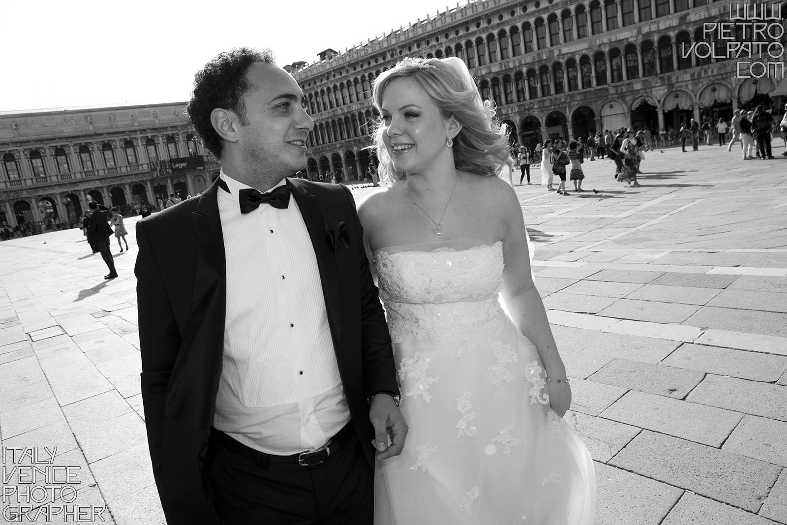 Venezia fotografo professionista per servizio fotografico viaggio di nozze sposi realizzato durante una passeggiata e un giro in gondola