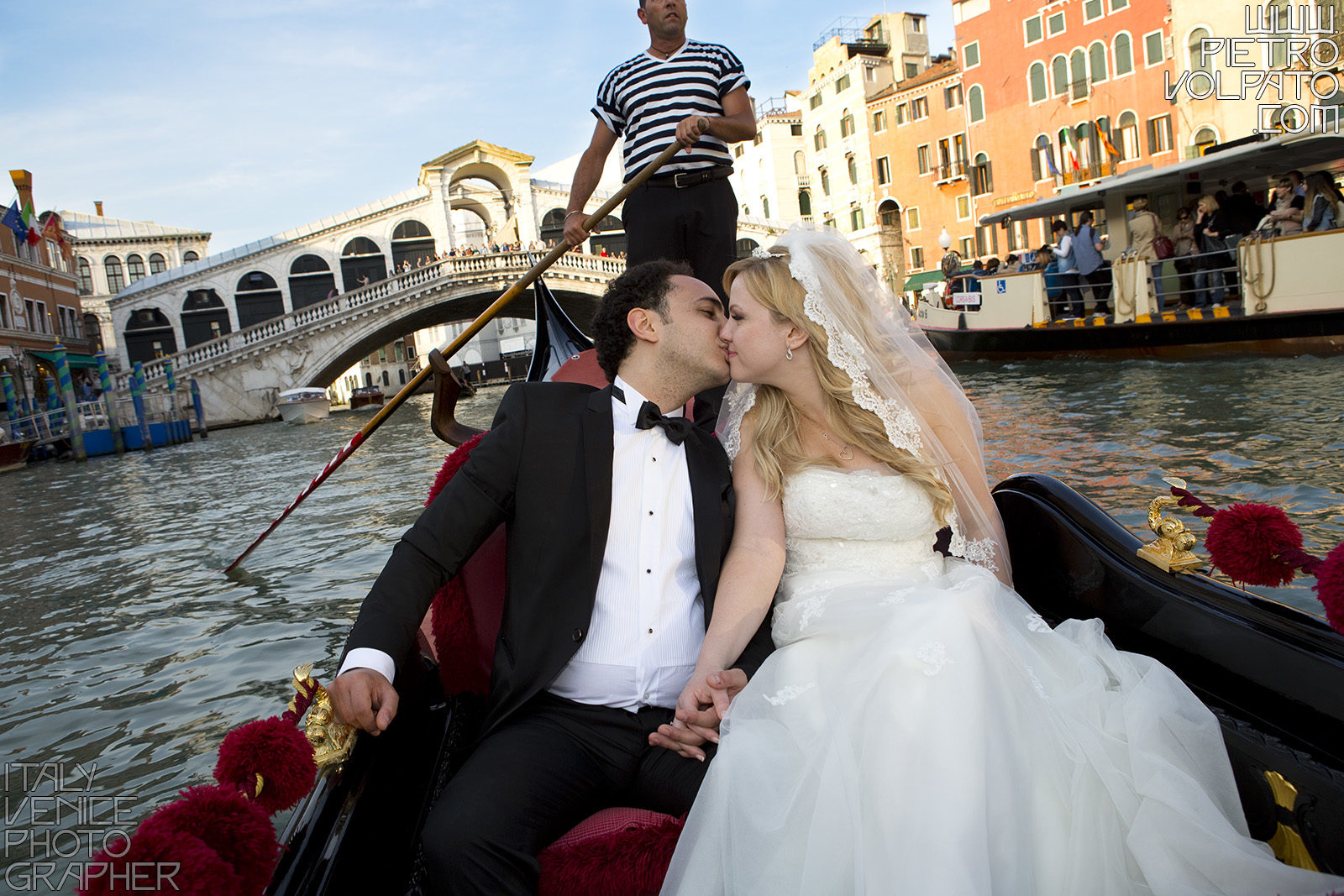 Venezia fotografo professionista per servizio fotografico viaggio di nozze sposi realizzato durante una passeggiata e un giro in gondola