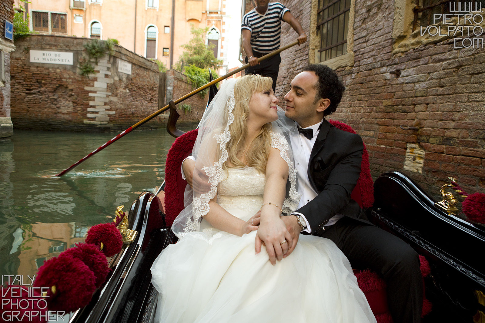 Venezia fotografo professionista per servizio fotografico viaggio di nozze sposi realizzato durante una passeggiata e un giro in gondola