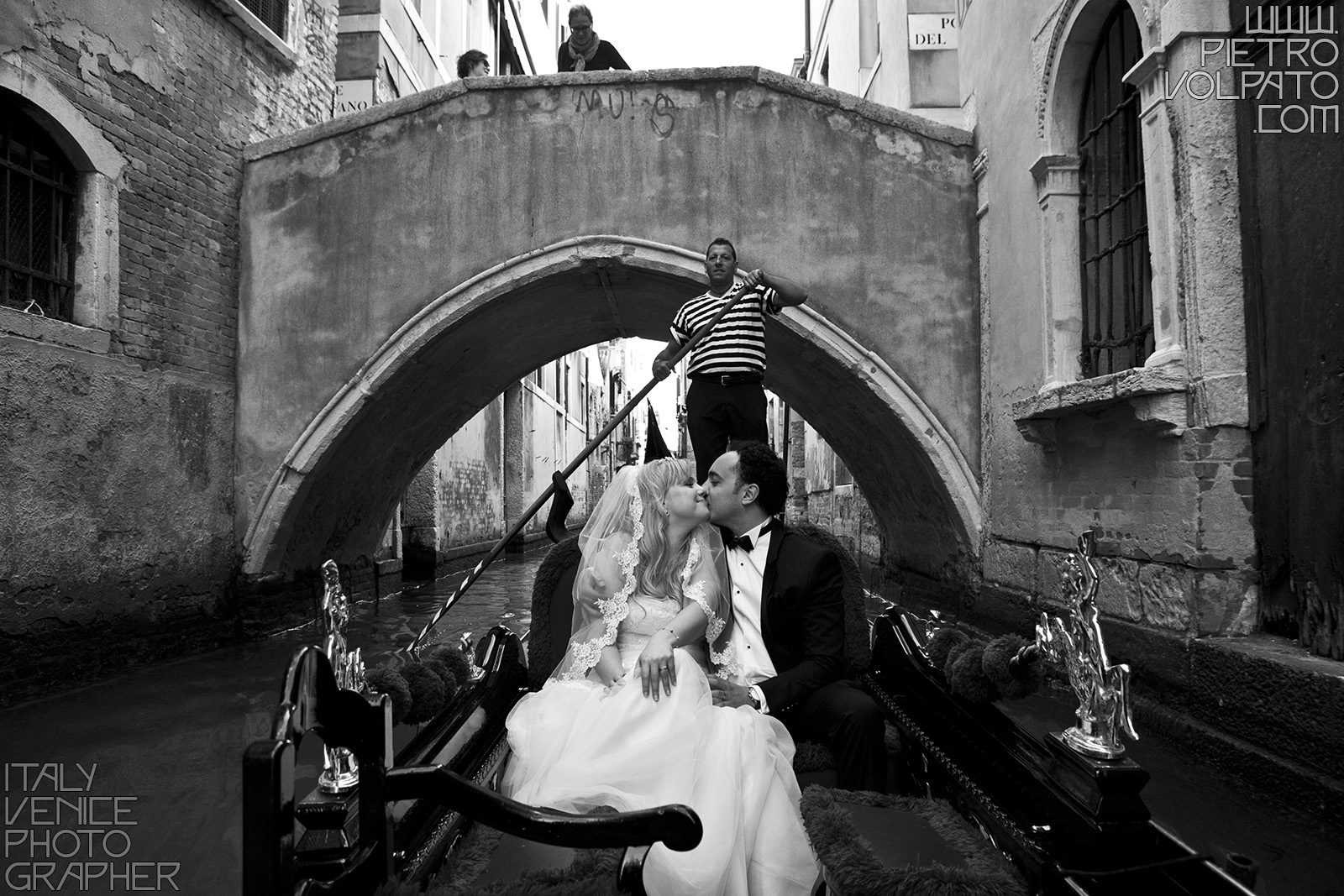 Venezia fotografo professionista per servizio fotografico viaggio di nozze sposi realizzato durante una passeggiata e un giro in gondola