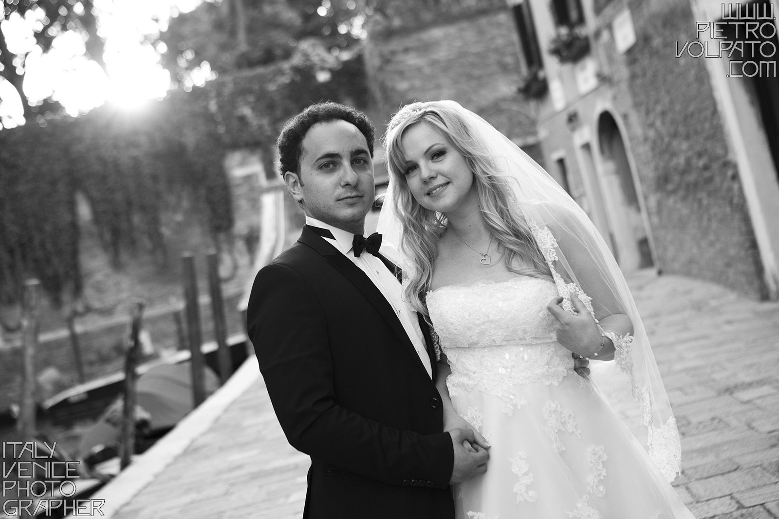 Venezia fotografo professionista per servizio fotografico viaggio di nozze sposi realizzato durante una passeggiata e un giro in gondola
