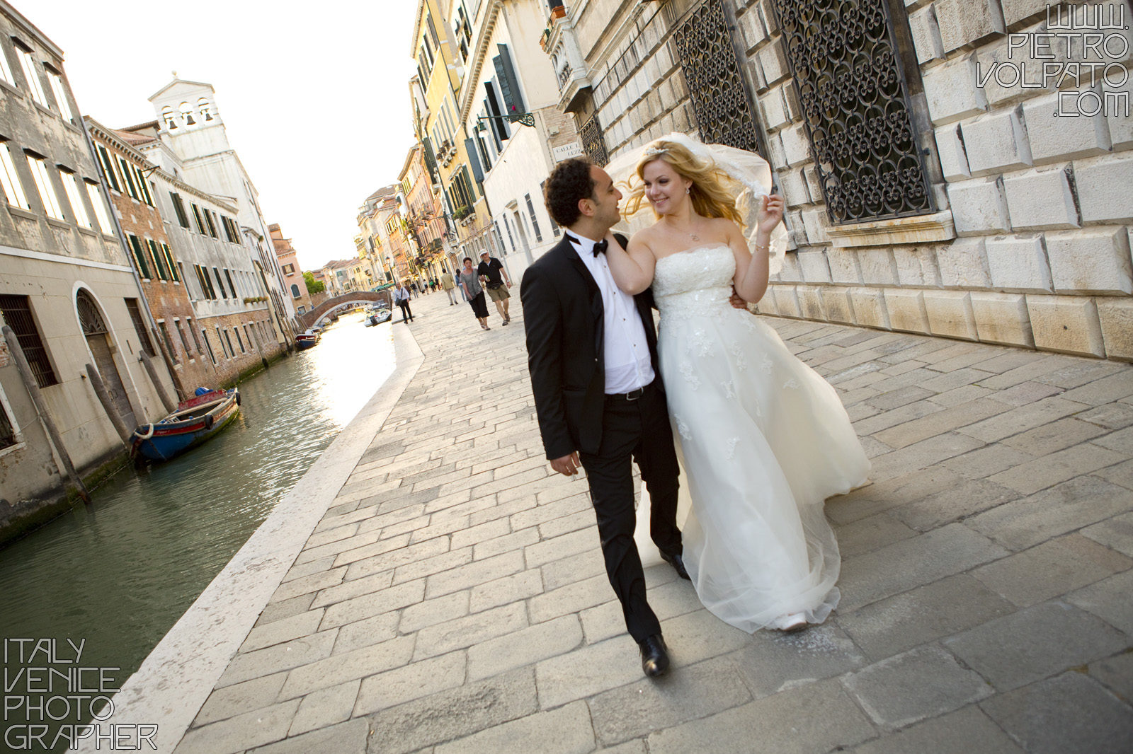 Venezia fotografo professionista per servizio fotografico viaggio di nozze sposi realizzato durante una passeggiata e un giro in gondola