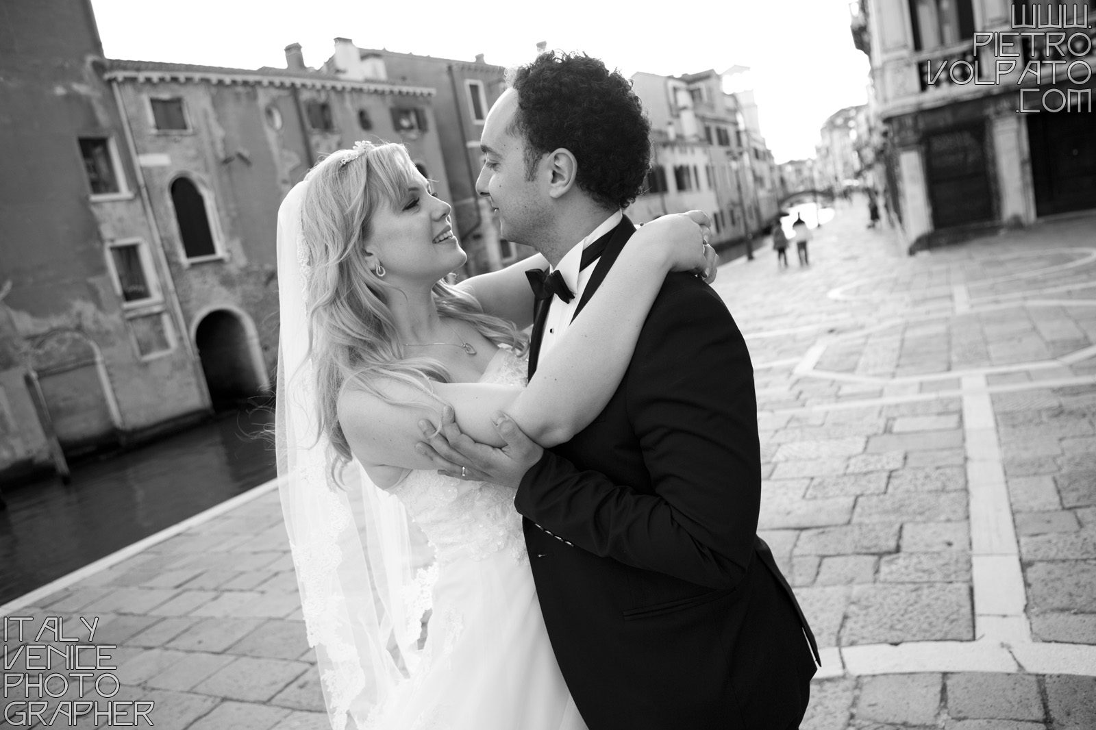 Venezia fotografo professionista per servizio fotografico viaggio di nozze sposi realizzato durante una passeggiata e un giro in gondola