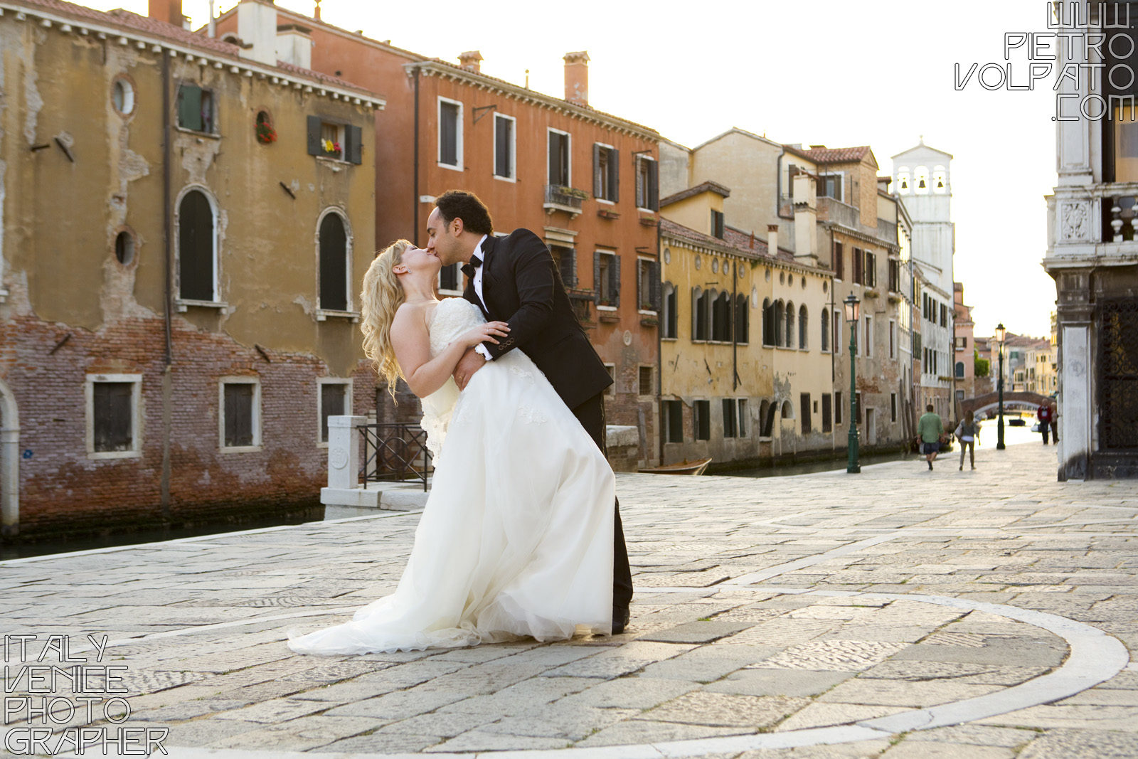 Venezia fotografo professionista per servizio fotografico viaggio di nozze sposi realizzato durante una passeggiata e un giro in gondola