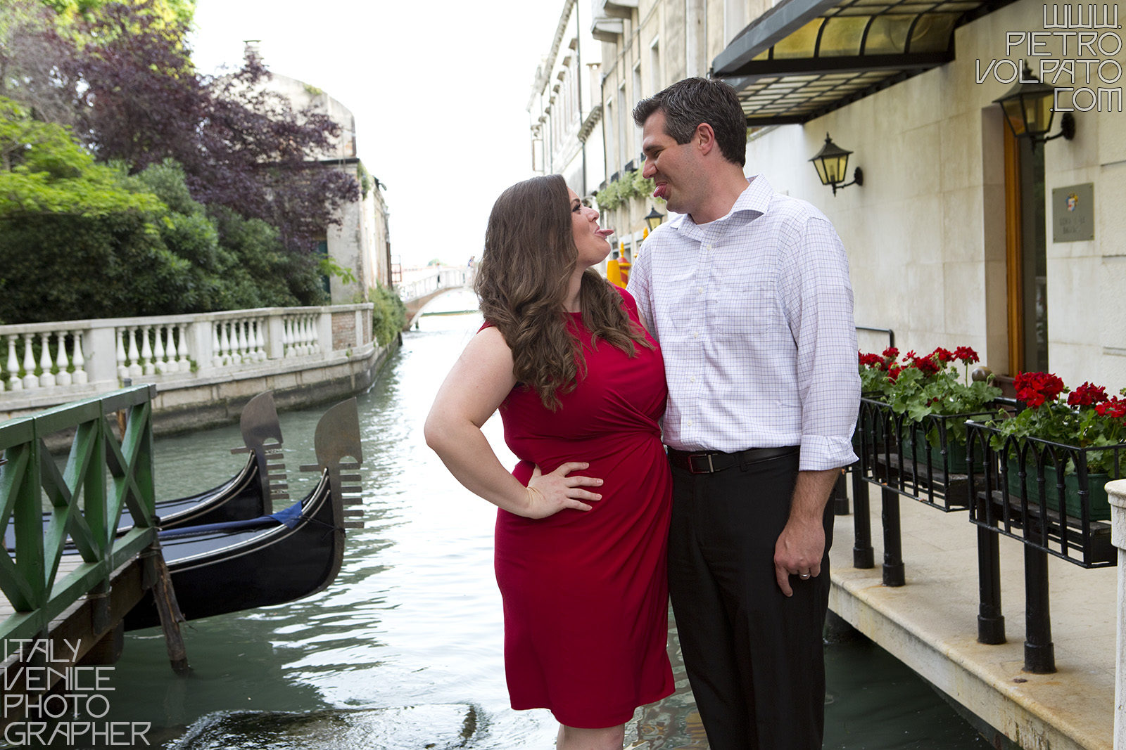 Venezia fotografo per servizio foto sposi in viaggio di nozze ~ Fotografie passeggiata romantica coppia in vacanza a Venezia in luna di miele