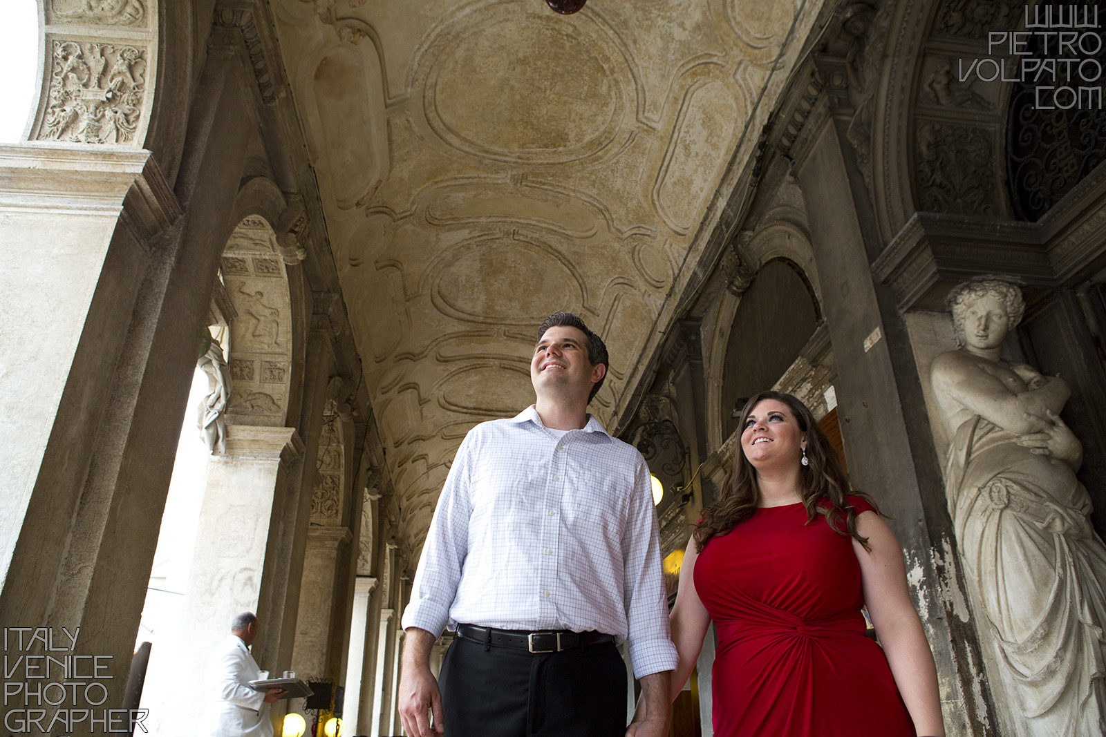 Venezia fotografo per servizio foto sposi in viaggio di nozze ~ Fotografie passeggiata romantica coppia in vacanza a Venezia in luna di miele