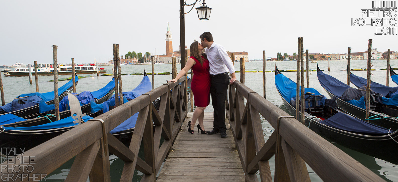 Venezia fotografo per servizio foto sposi in viaggio di nozze ~ Fotografie passeggiata romantica coppia in vacanza a Venezia in luna di miele