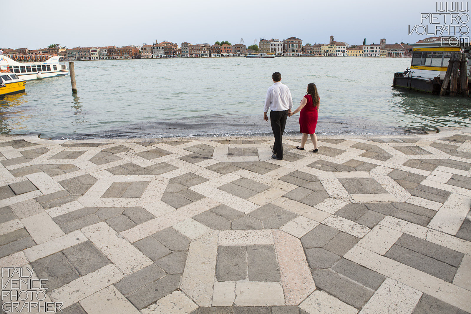 Venezia fotografo per servizio foto sposi in viaggio di nozze ~ Fotografie passeggiata romantica coppia in vacanza a Venezia in luna di miele