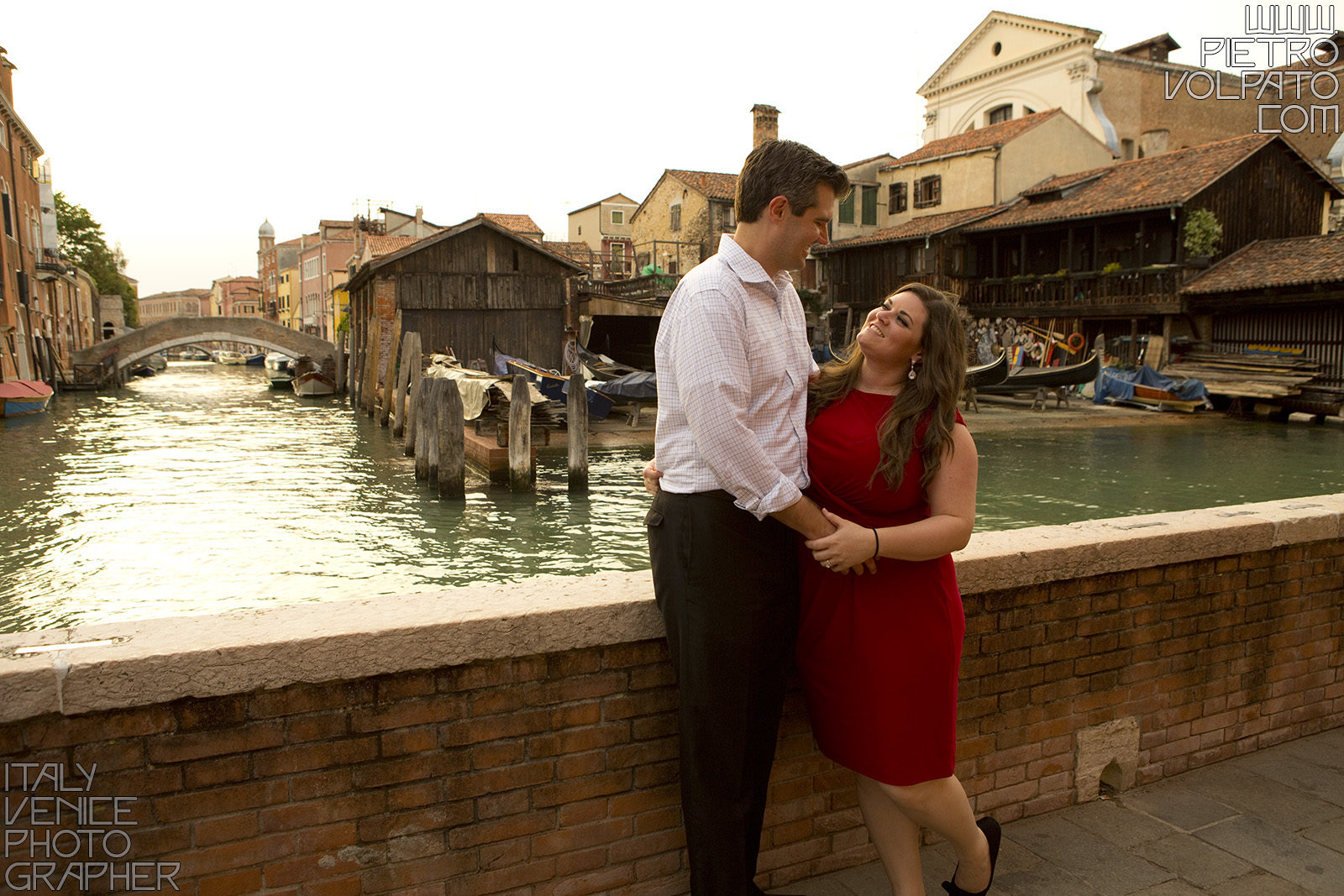 Venezia fotografo per servizio foto sposi in viaggio di nozze ~ Fotografie passeggiata romantica coppia in vacanza a Venezia in luna di miele