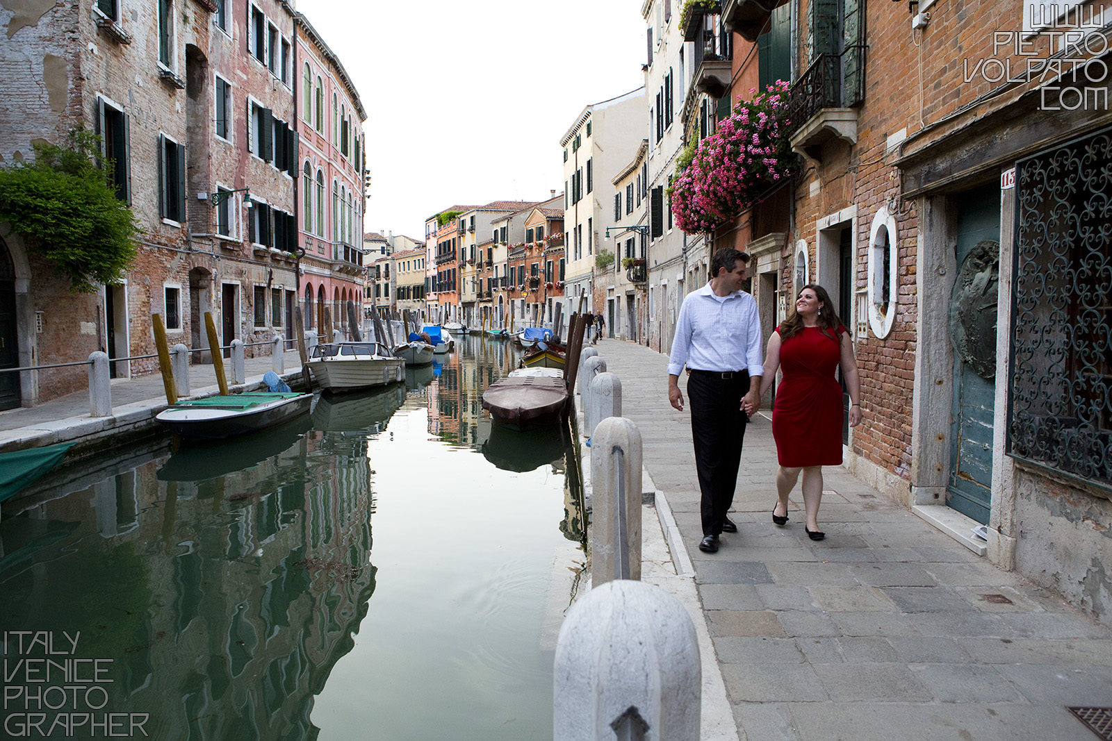 Venezia fotografo per servizio foto sposi in viaggio di nozze ~ Fotografie passeggiata romantica coppia in vacanza a Venezia in luna di miele