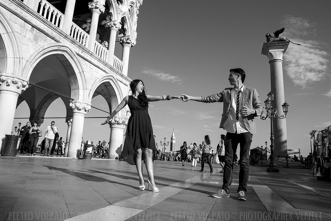 Fotografo Venezia servizio foto innamorati. Foto di coppia e tanto divertimento durante una passeggiata.