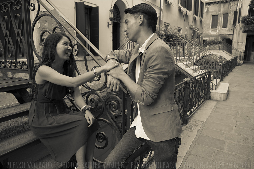 Fotografo Venezia servizio foto innamorati. Foto di coppia e tanto divertimento durante una passeggiata.