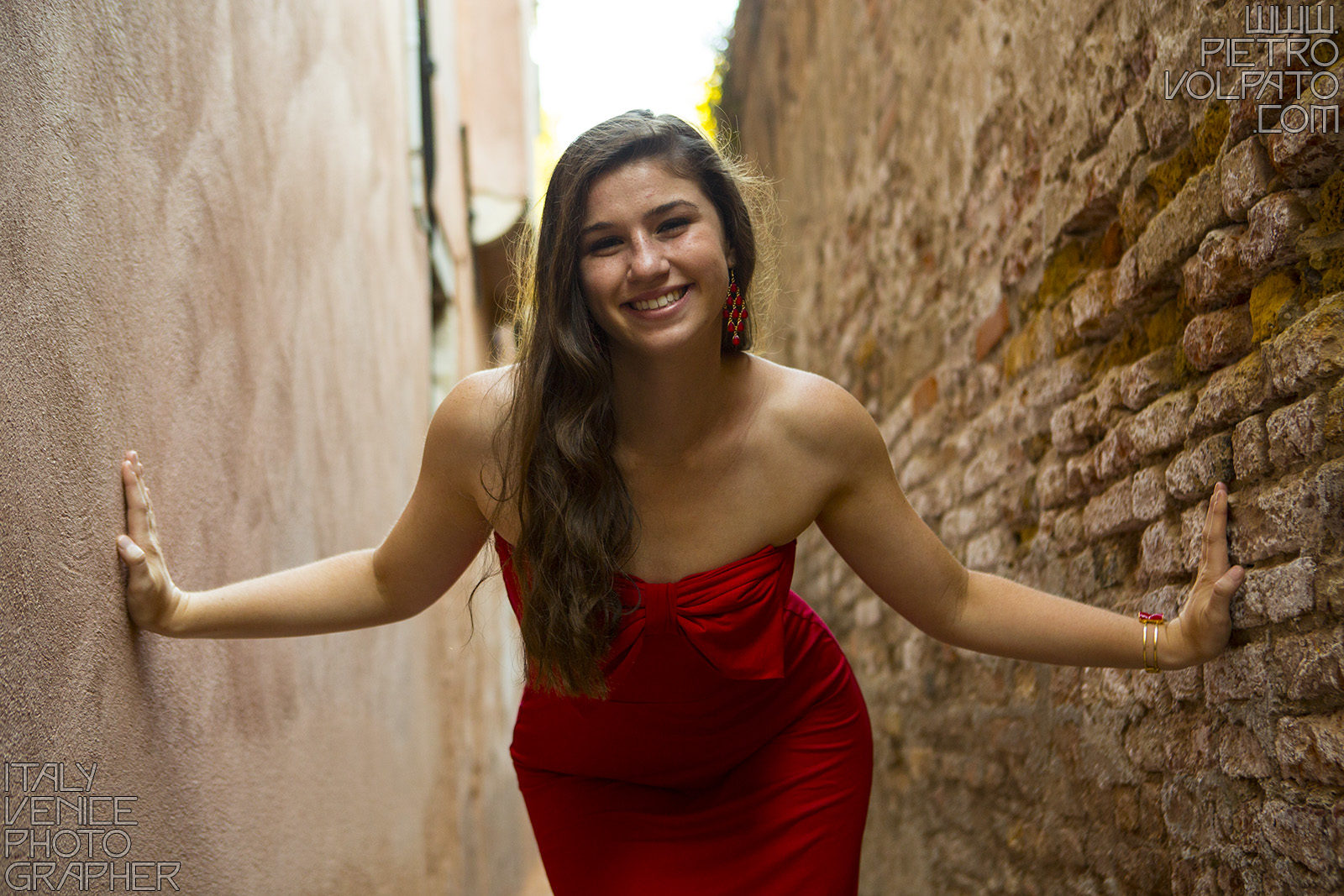 Fotografo a Venezia per servizio fotografico in stile fotomodella ~ Servizio book foto modella a Venezia durante passeggiata