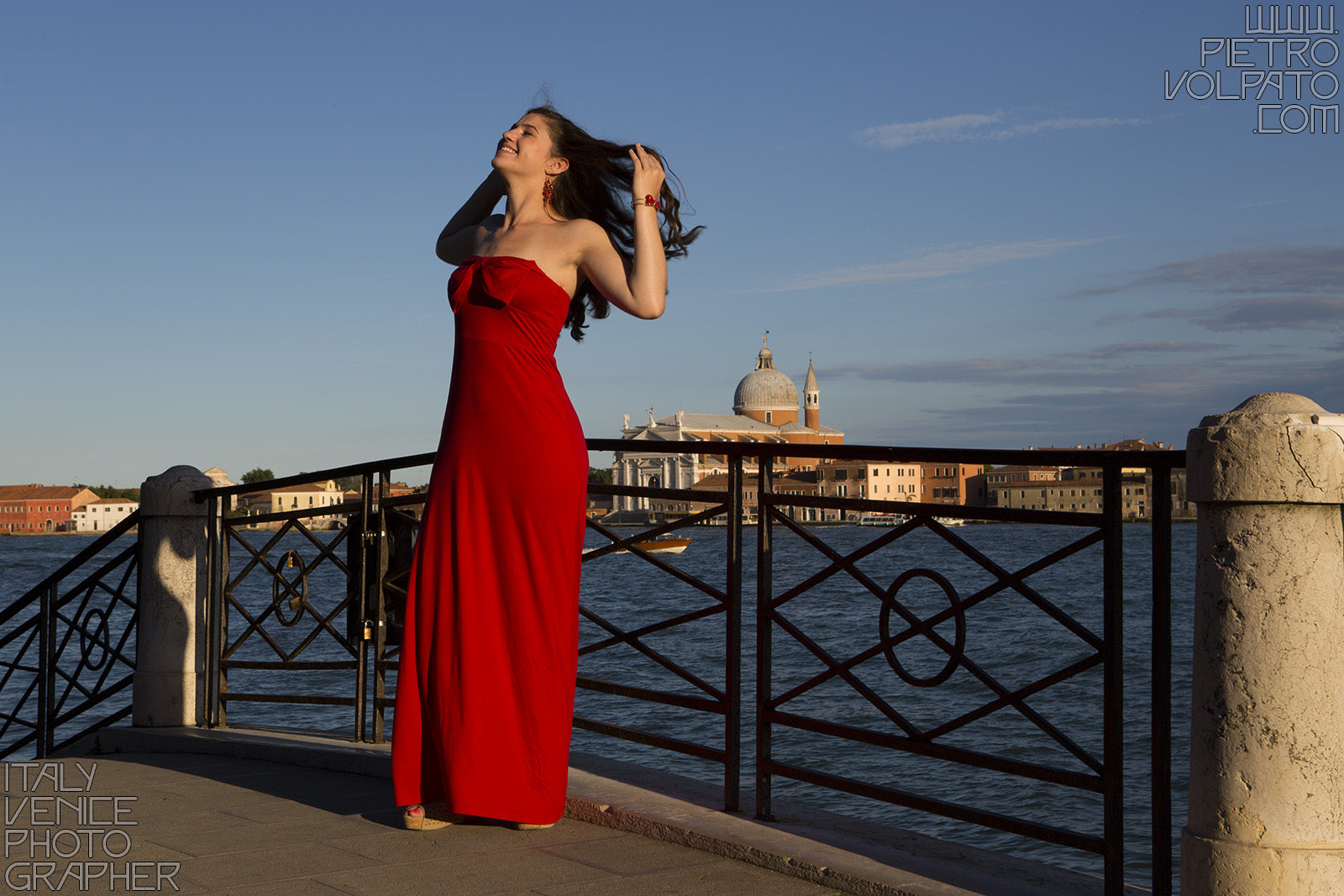 Fotografo a Venezia per servizio fotografico in stile fotomodella ~ Servizio book foto modella a Venezia durante passeggiata