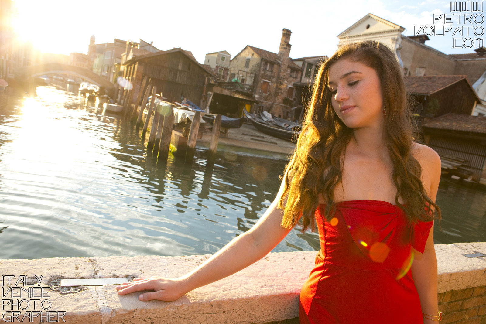 Fotografo a Venezia per servizio fotografico in stile fotomodella ~ Servizio book foto modella a Venezia durante passeggiata