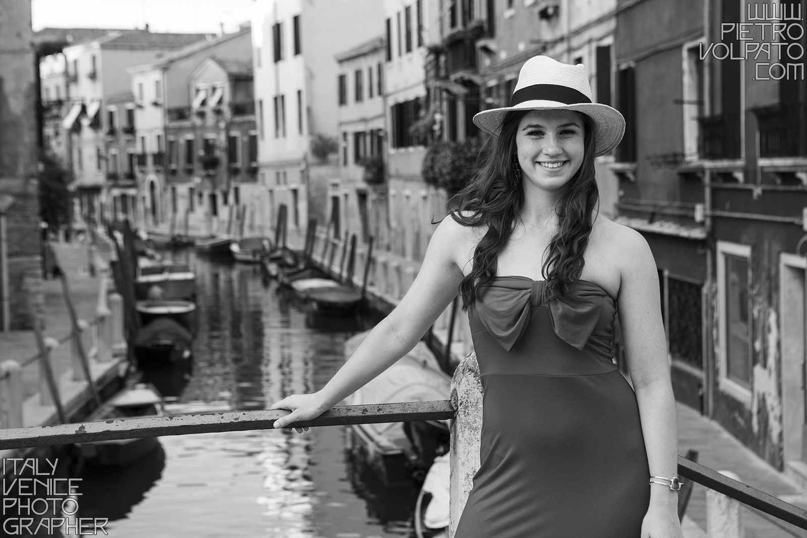 Fotografo a Venezia per servizio fotografico in stile fotomodella ~ Servizio book foto modella a Venezia durante passeggiata