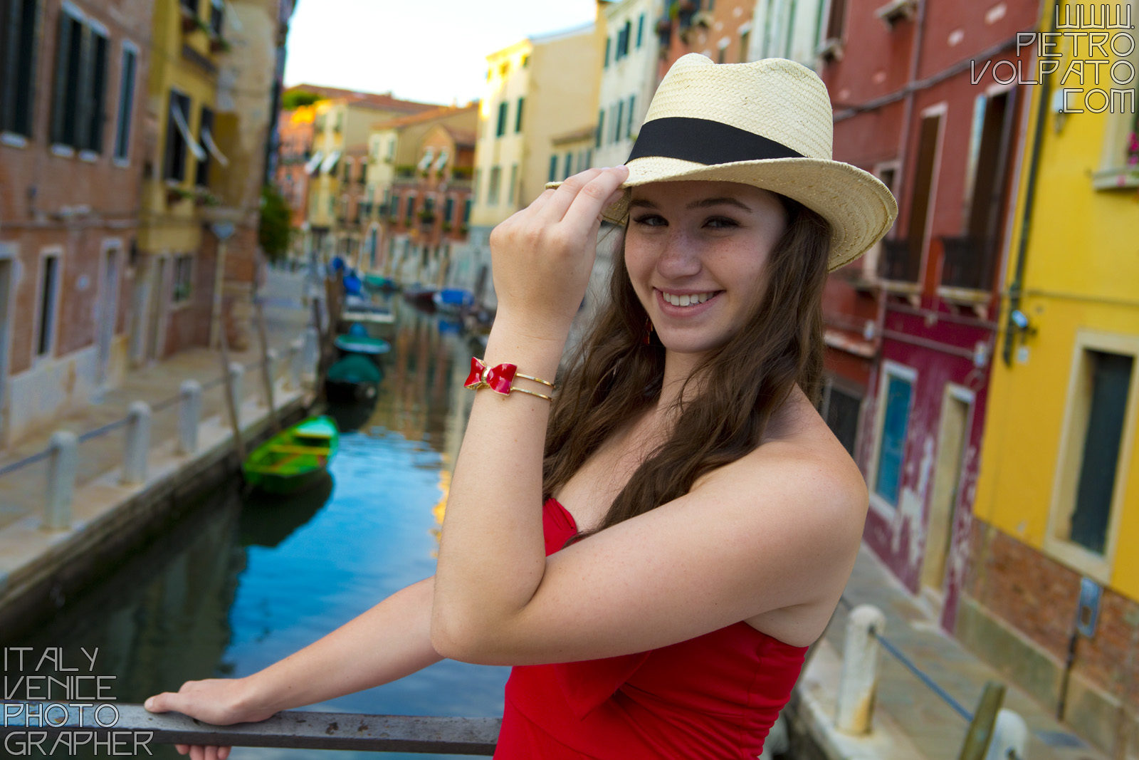 Fotografo a Venezia per servizio fotografico in stile fotomodella ~ Servizio book foto modella a Venezia durante passeggiata