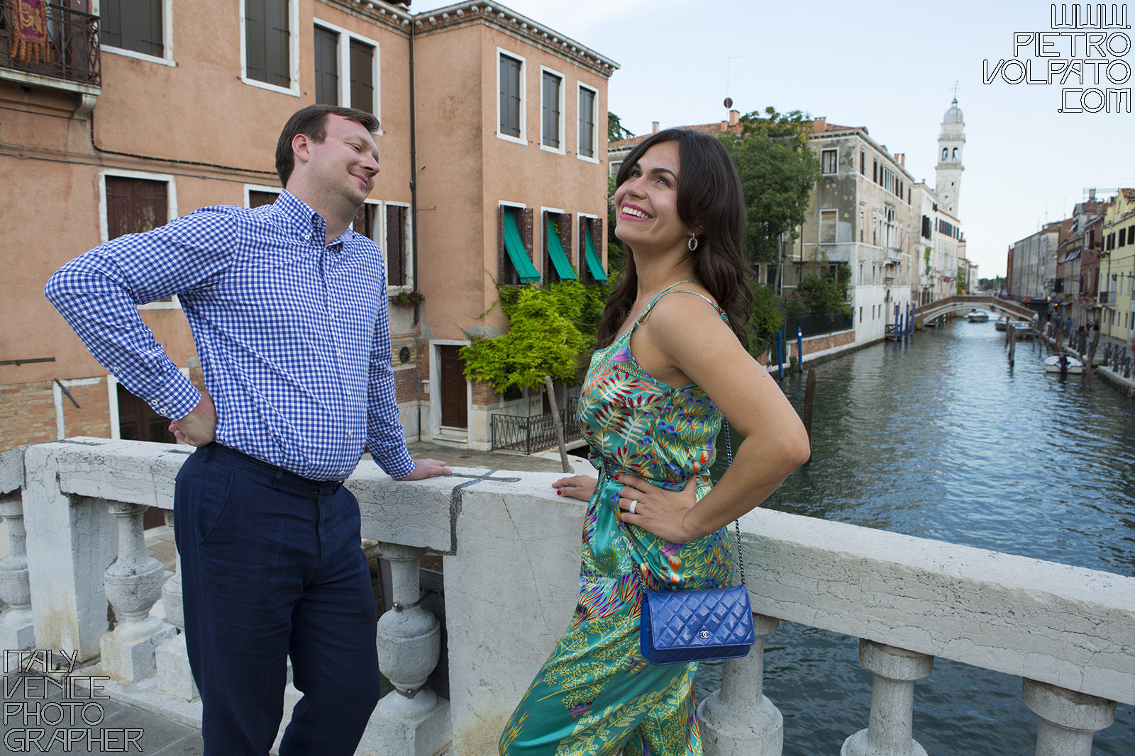 Venezia fotografo per servizio fotografico vacanza romantica coppia ~ Foto durante passeggiata romantica e divertente a Venezia