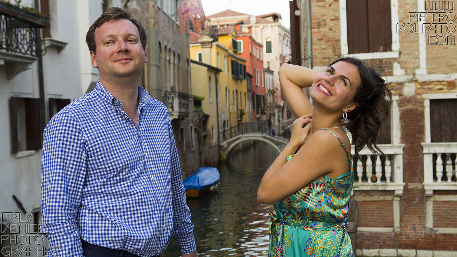 Venezia fotografo per servizio fotografico vacanza romantica coppia ~ Foto durante passeggiata romantica e divertente a Venezia