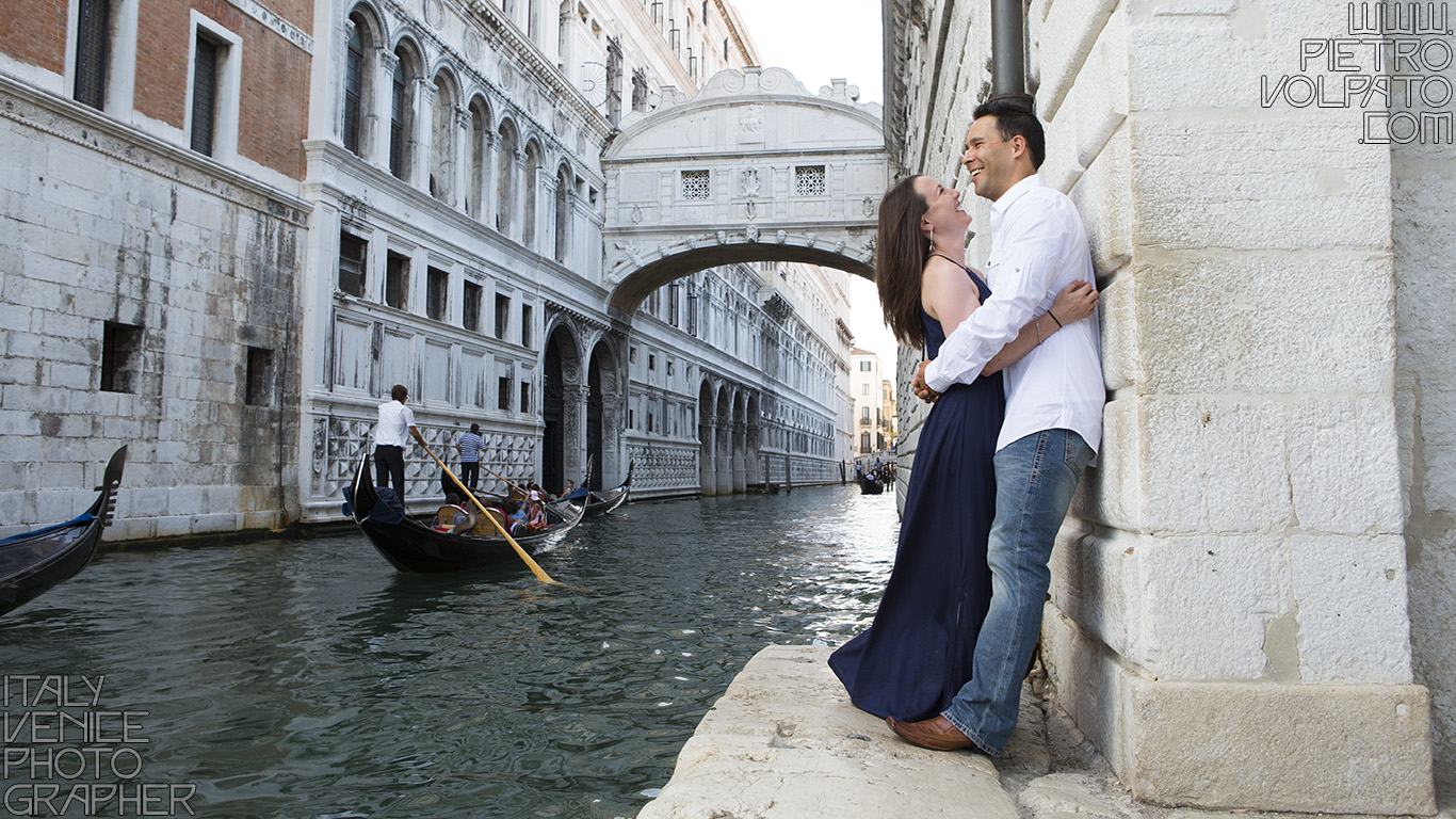 Fotografo a Venezia per servizio fotografico vacanza romantica coppia ~ Foto scattate durante passeggiata romantica e giro in gondola