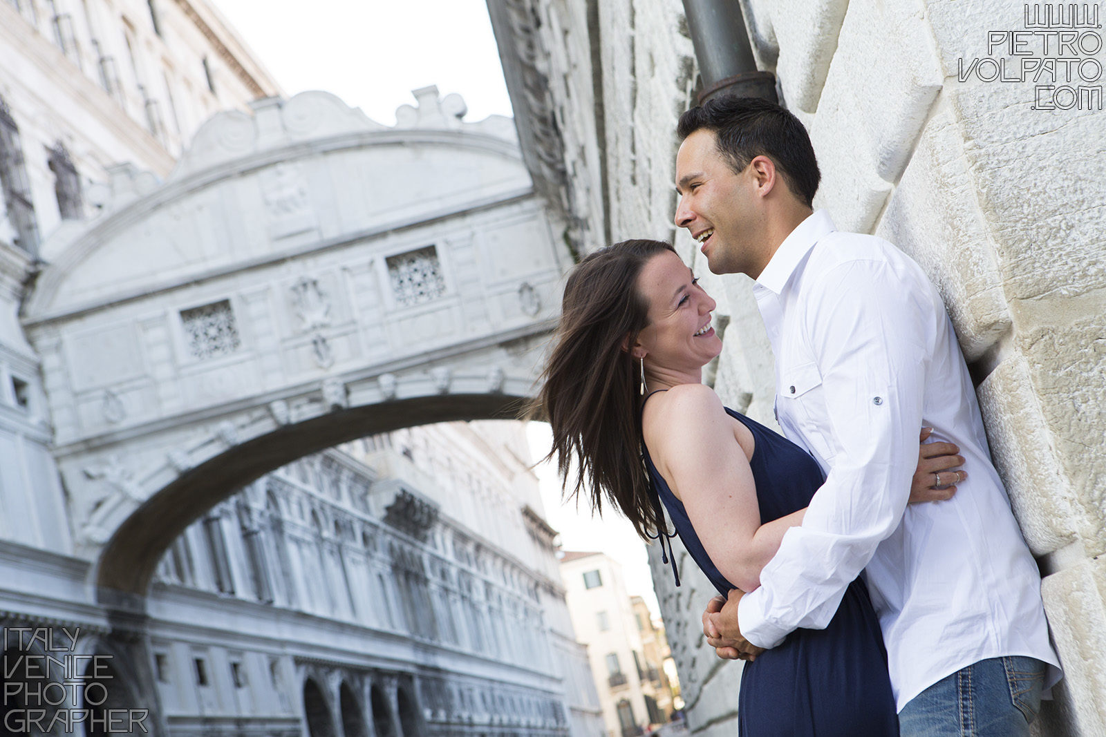 Fotografo a Venezia per servizio fotografico vacanza romantica coppia ~ Foto scattate durante passeggiata romantica e giro in gondola