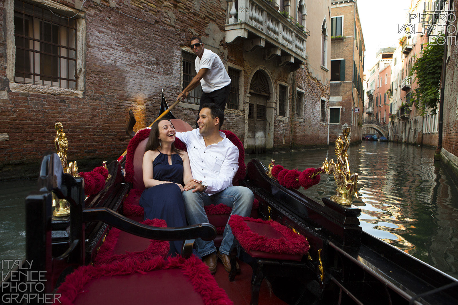 Fotografo a Venezia per servizio fotografico vacanza romantica coppia ~ Foto scattate durante passeggiata romantica e giro in gondola