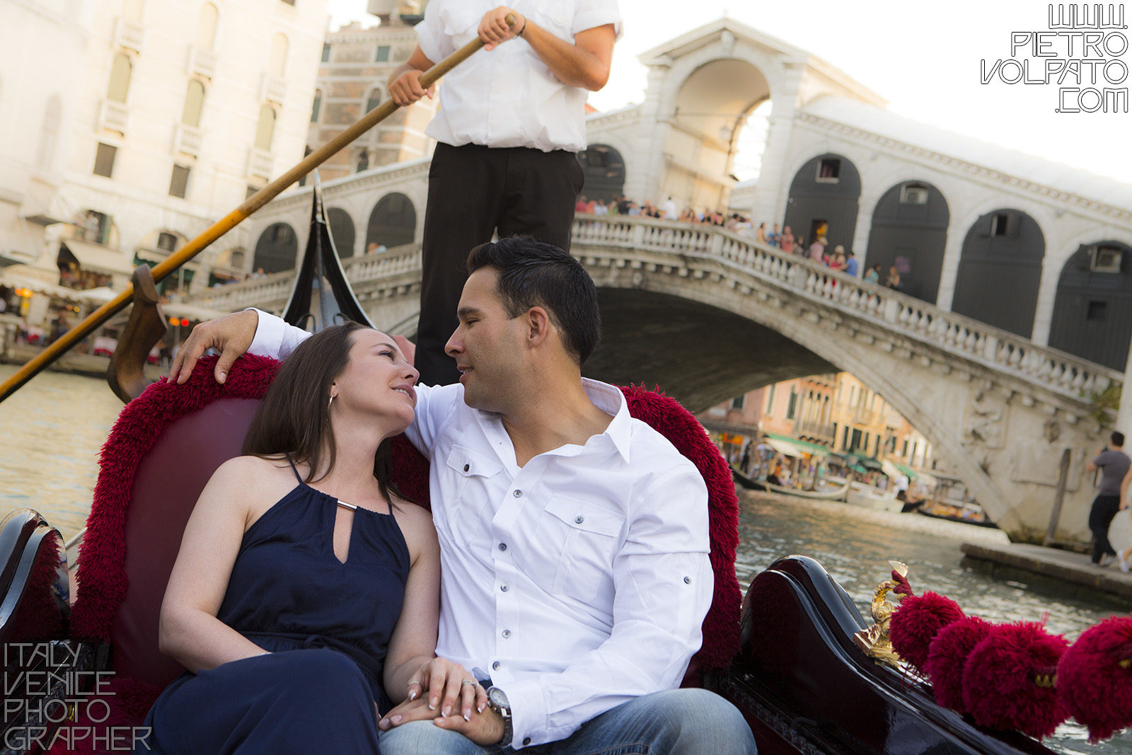 Fotografo a Venezia per servizio fotografico vacanza romantica coppia ~ Foto scattate durante passeggiata romantica e giro in gondola