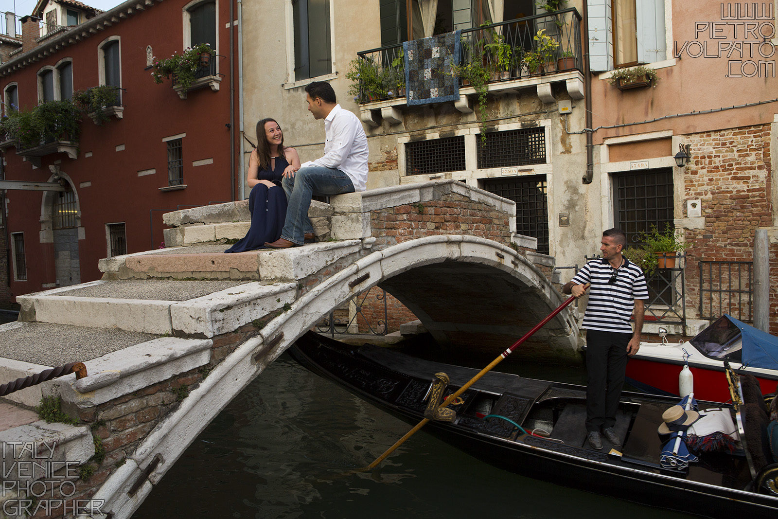 Fotografo a Venezia per servizio fotografico vacanza romantica coppia ~ Foto scattate durante passeggiata romantica e giro in gondola