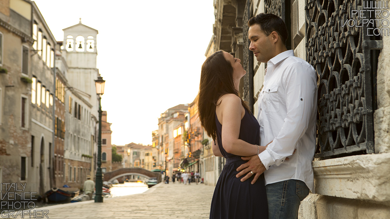 Fotografo a Venezia per servizio fotografico vacanza romantica coppia ~ Foto scattate durante passeggiata romantica e giro in gondola