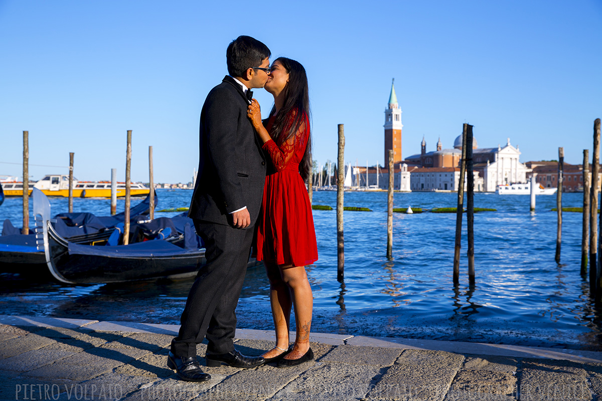 fotografo venezia servizio foto viaggio di nozze passeggiata romantica divertente