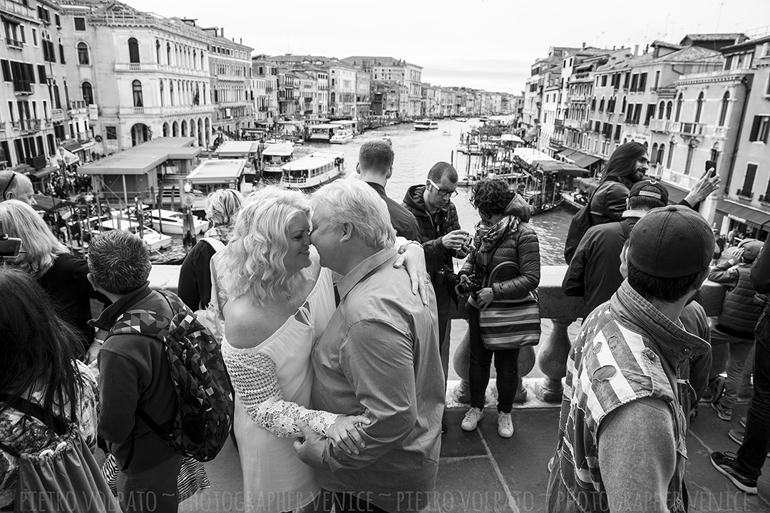 Servizio fotografico con fotografo a Venezia. Foto vacanza sposi a Venezia, fotografie passeggiata romantica.