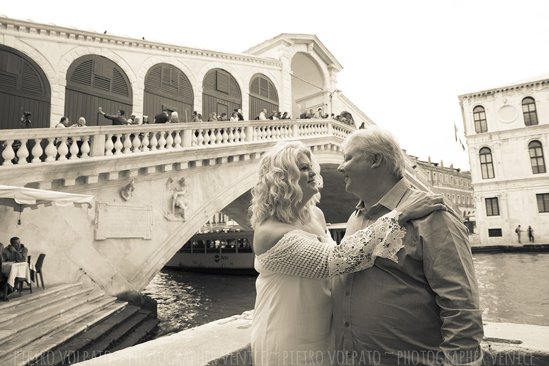 Servizio fotografico con fotografo a Venezia. Foto vacanza sposi a Venezia, fotografie passeggiata romantica.