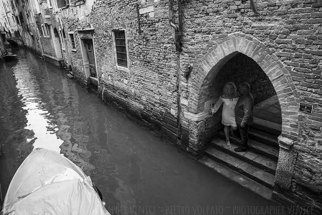 Servizio fotografico con fotografo a Venezia. Foto vacanza sposi a Venezia, fotografie passeggiata romantica.