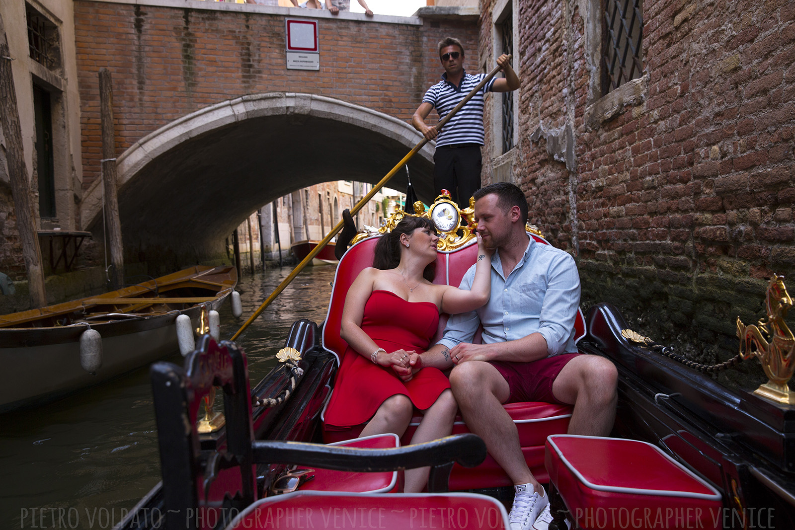 Venezia servizio fotografico coppia durante una romantica e divertente passeggiata e giro in gondola ~ Fotografo a Venezia per coppie