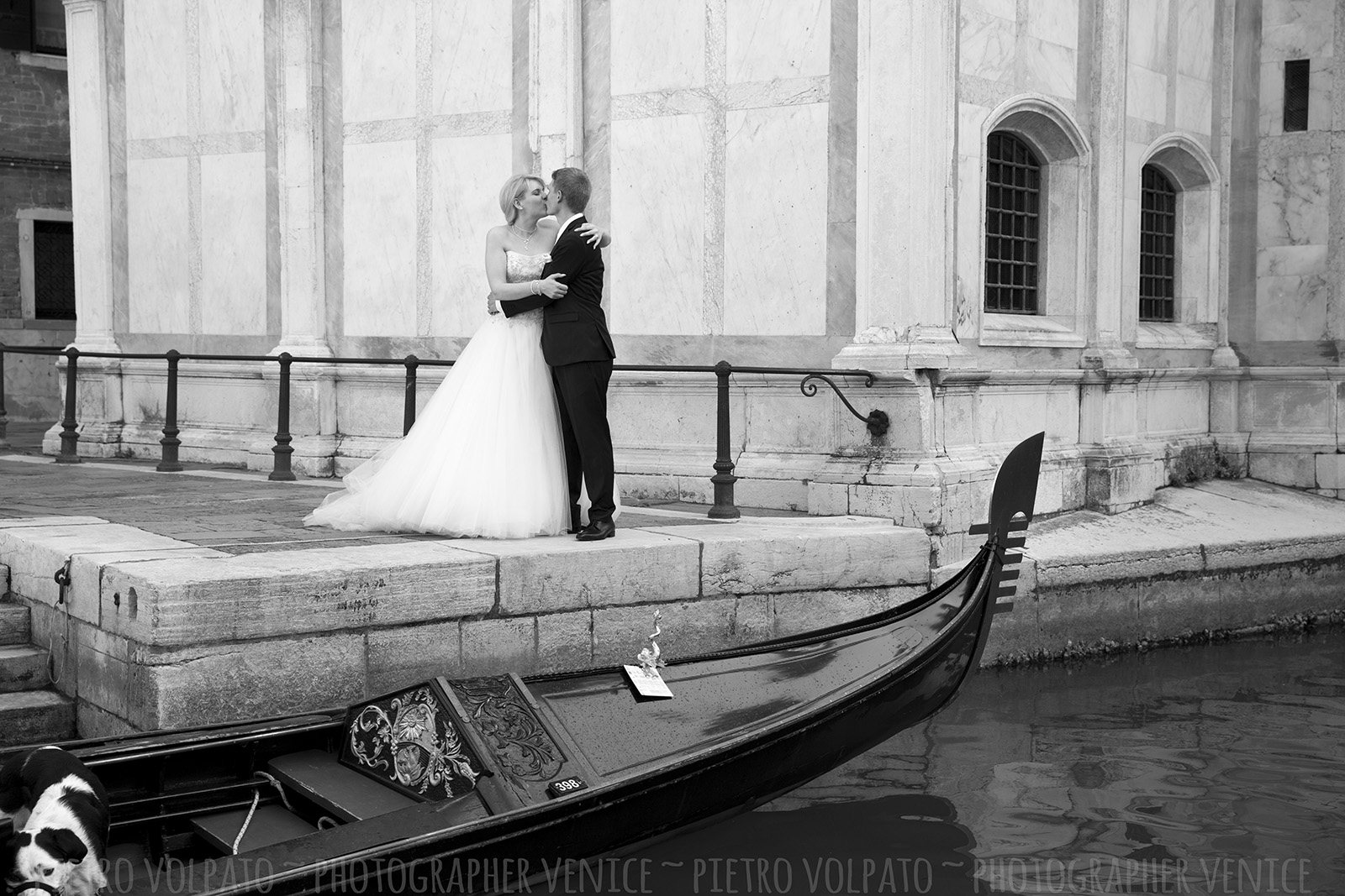 Servizio fotografico a Venezia durante passeggiata e giro gondola per coppia in luna di miele ~ Venezia fotografo per viaggio di nozze