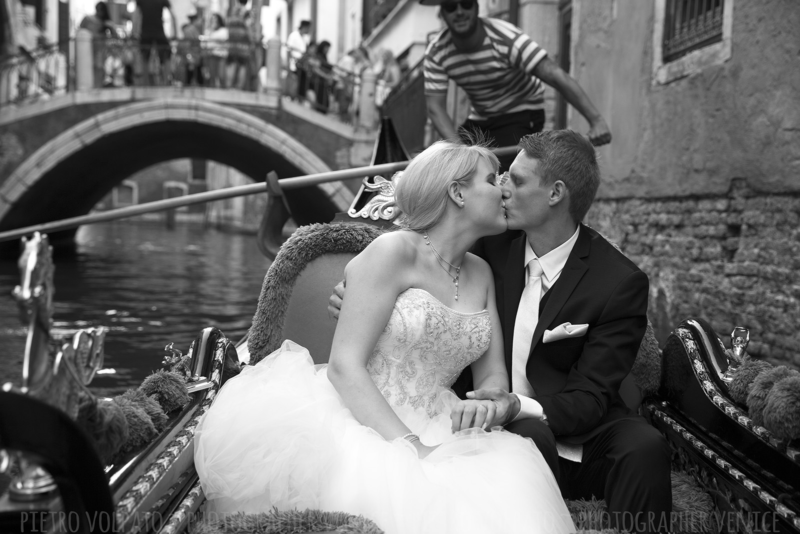 Servizio fotografico a Venezia durante passeggiata e giro gondola per coppia in luna di miele ~ Venezia fotografo per viaggio di nozze