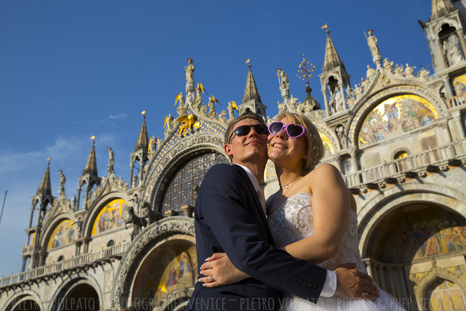 Servizio fotografico a Venezia durante passeggiata e giro gondola per coppia in luna di miele ~ Venezia fotografo per viaggio di nozze