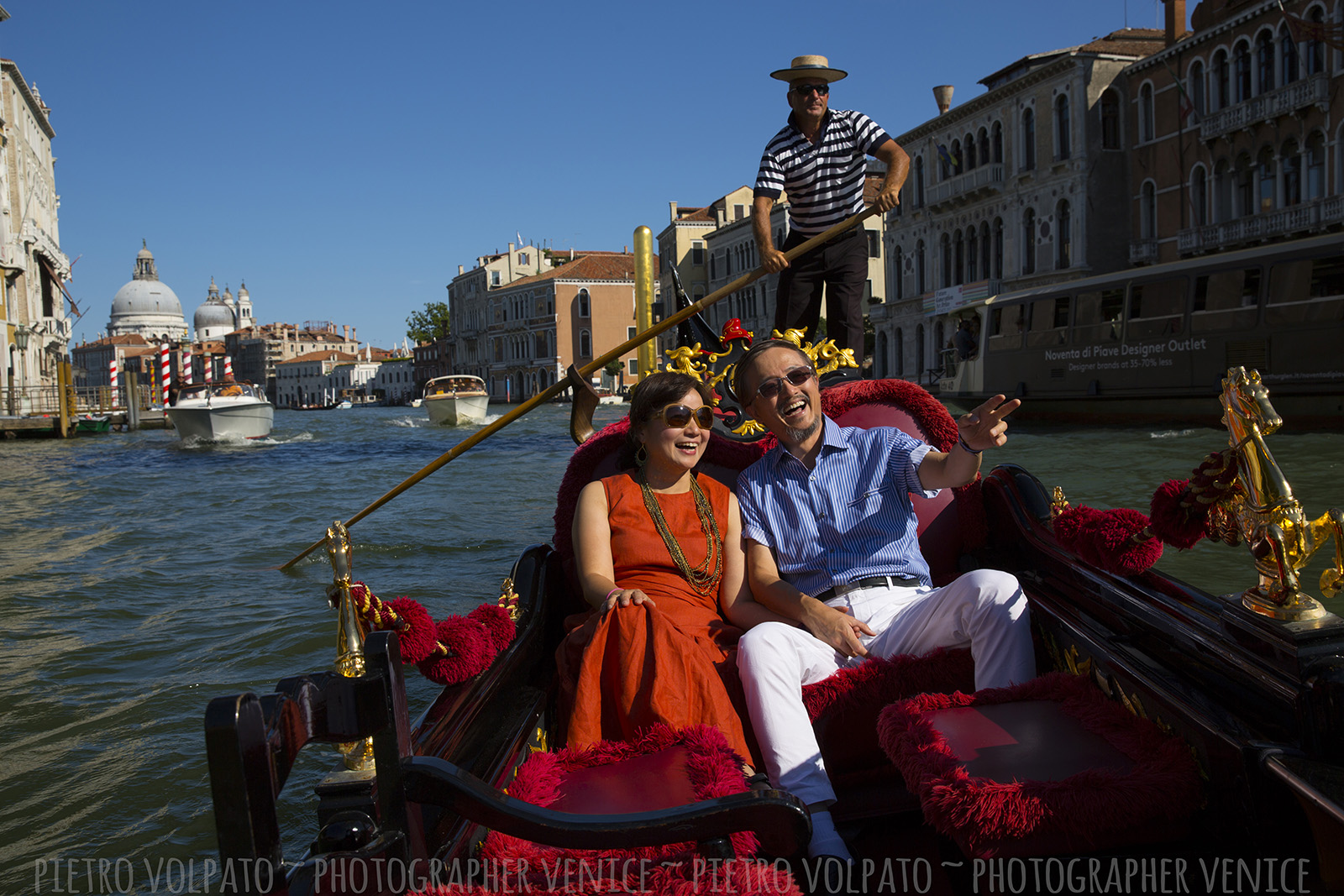 Venezia Fotografo per servizio fotografico durante una passeggiata per una coppia in vacanza ~ Fotografo Venezia servizio foto vacanza